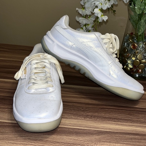 Puma white shimmery sneakers. - Picture 2 of 14